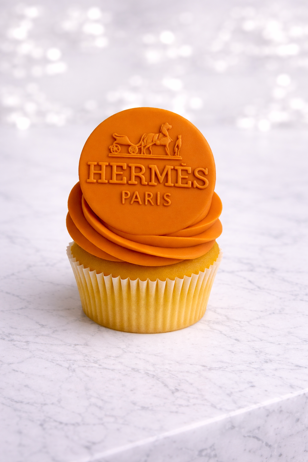 ChatGPT Image Mar 4, 2026, 05_02_40 PM Cupcakes Personnalisés Hermès En Fondant - Image 1