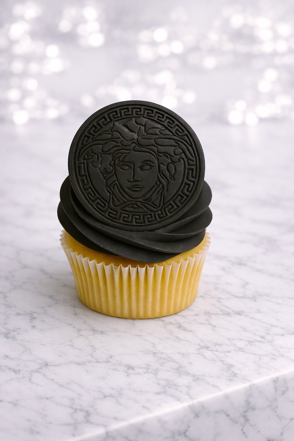 ChatGPT Image Mar 4, 2026, 05_31_48 PM Cupcakes Personnalisés Versace En Fondant - Image 1