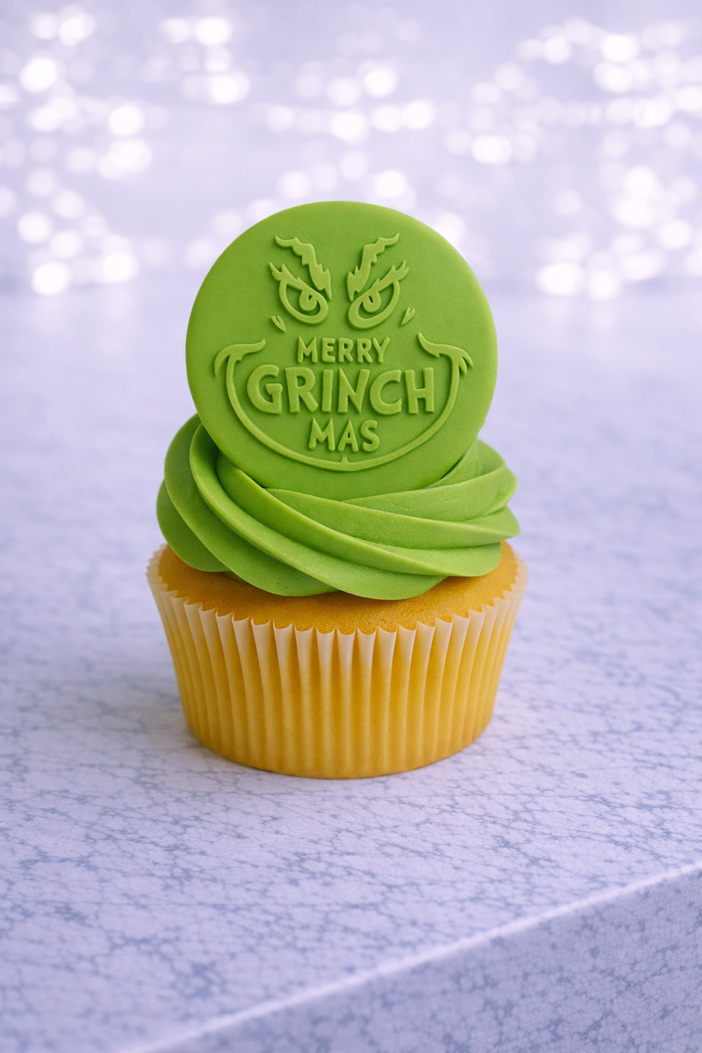 ChatGPT Image Mar 4, 2026, 11_07_58 PM Cupcakes Personnalisés Grinch En Fondant - Image 1